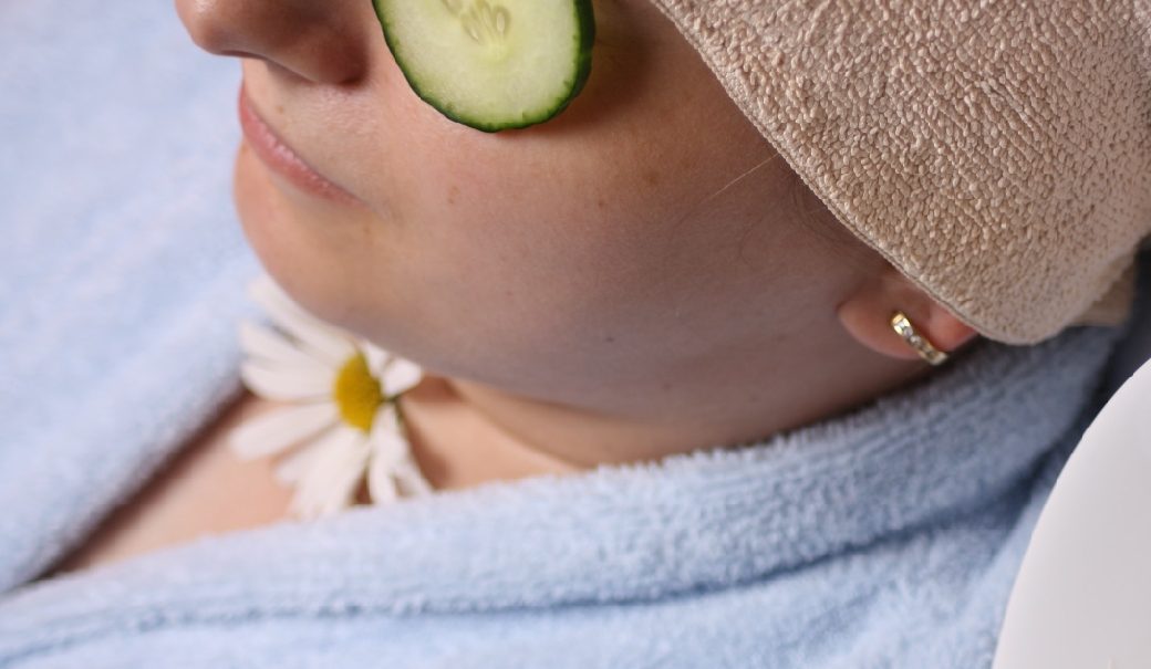 Slices-of-cucumbers-placed-on-eye-bags