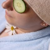 Slices-of-cucumbers-placed-on-eye-bags